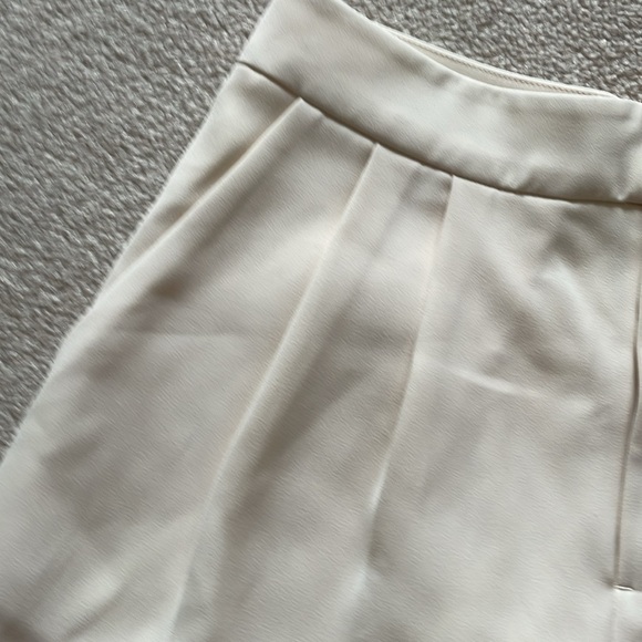 Simons cream knee shorts - Picture 3 of 3
